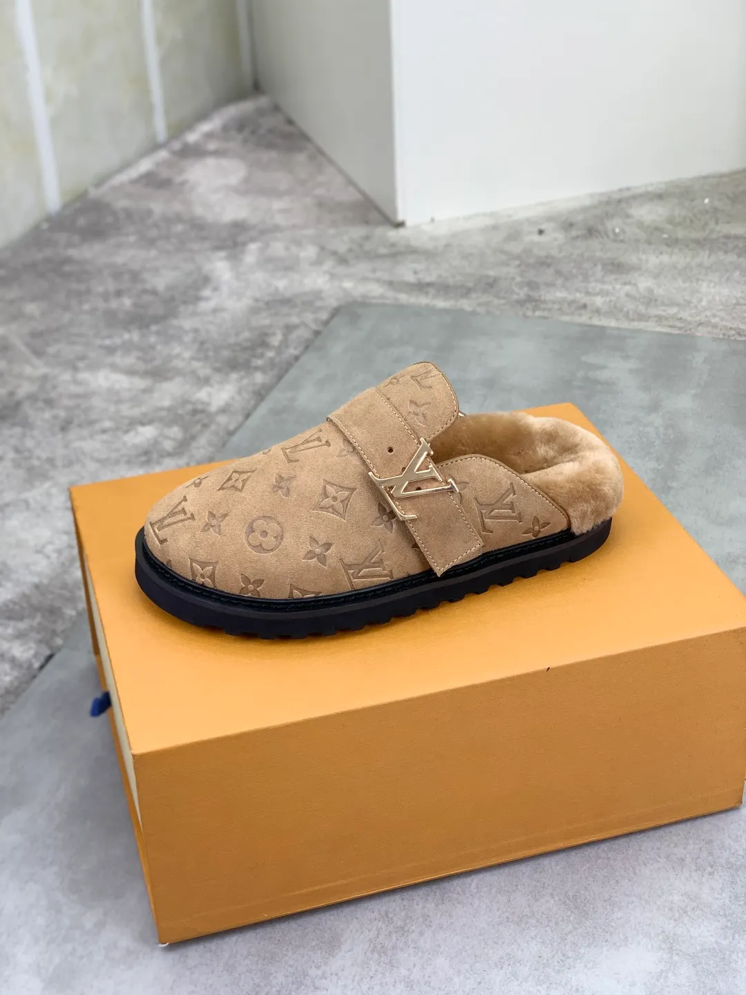 Men's Men's Shoes P480 New Couple Style LV Louis Vuitton L Family Donkey Brand Latest Easy Series Birkenstock Baotou Thick Sole Wool Slippers Sandals Original purchase, development and production This LV Easy sandal is made of suede cow leather, with Monogram pattern to highlight the trendy style. Adjustable straps with illuminated LV letters, flexible insoles and micro outsoles provide a light and comfortable experience. Exquisite packaging at the delivery counter 🛍📦 ▪️Fabric: Original custom imported first-layer cowhide ▪️Inner lining: Original customized warm wool lining ▪️Outsole: Original open-molded rubber foam material ▪️Sole thickness: 4CM ▪️Size: Men and women 35-45